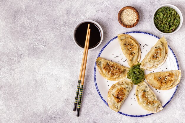 Foto gyoza ou bolinho de massa com molho de soja