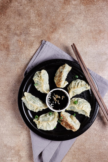 Gyoza sind japanische Teigtaschen mit Hühnerfleisch und Gemüse zum Füllen