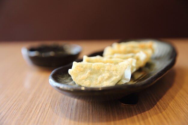 Gyoza sobre fondo de madera