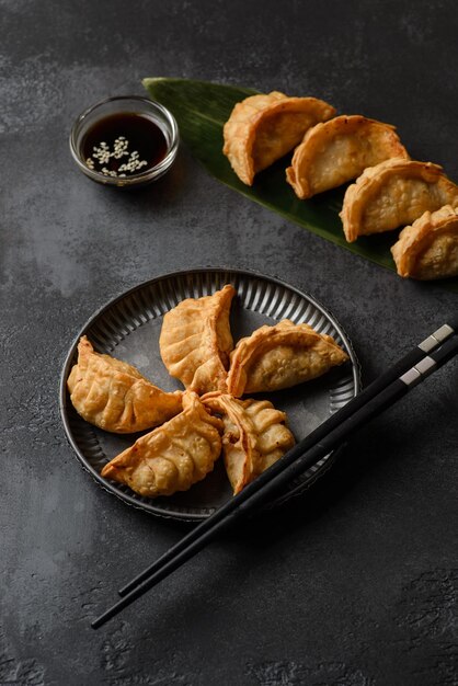 gyoza sobre un fondo negro en un plato