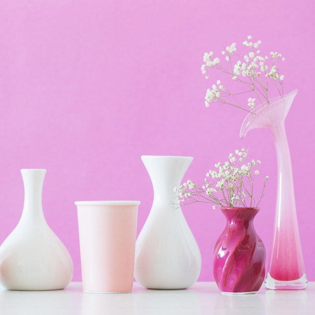 Gypsophila Blumen in Vasen auf rosa Hintergrund