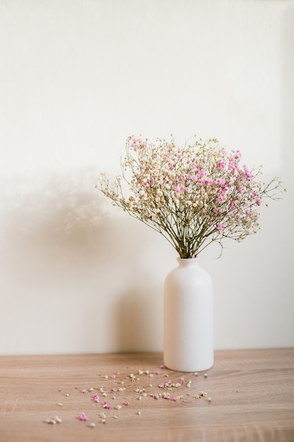 Gypsophila. Llega la primavera concepto. Jarrón de cerámica moderno con gypsophila.