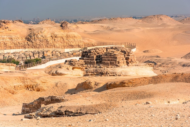 Ägypten, alte Gebäude im Sand des Gizeh-Tals,