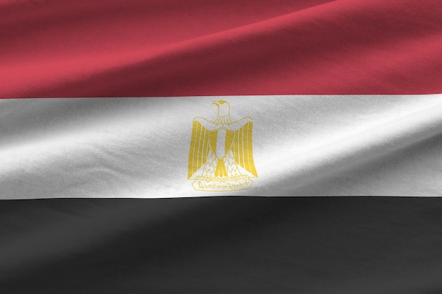 Ägypten-Flagge mit großen Falten, die in der Nähe unter dem Studiolicht im Innenbereich winken Die offiziellen Symbole und Farben im Banner