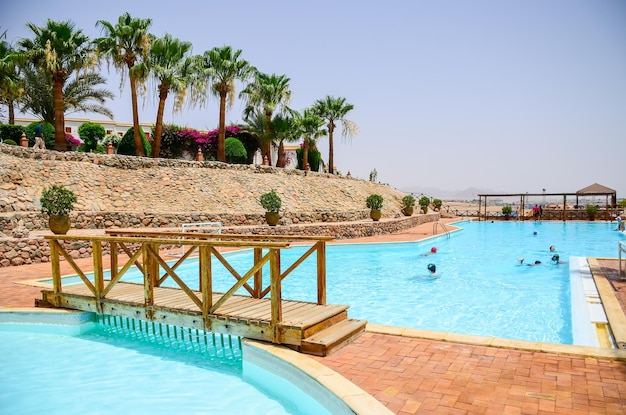 Ägypten SHARM EL SHEIKH Besucher in Ruhe im Pool des Hotels