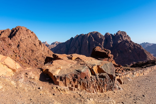 Ägypten, Weg zum Berg Moses an einem sonnigen Tag, Bergblick