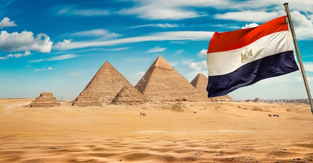 Ägyptische Flagge und Pyramiden