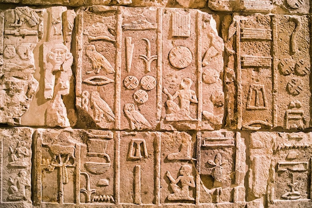 Ägyptische Hieroglyphen an der Wand