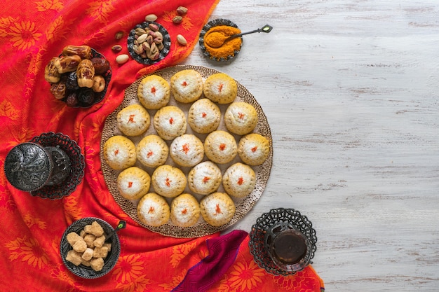 Ägyptische Kekse "Kahk El Eid", Variation mit Kurkuma beim Kochen. Kekse von El Fitr Islamic Feast. Ramadan Süßigkeiten