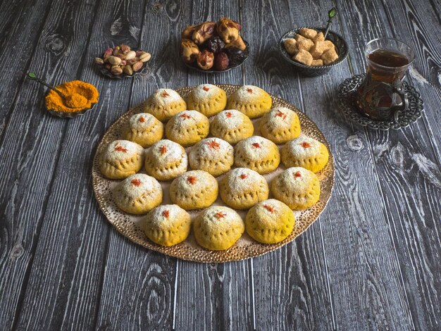 Ägyptische Kekse "Kahk El Eid", Variation mit Kurkuma beim Kochen. Kekse von El Fitr Islamic Feast. Ramadan Süßigkeiten