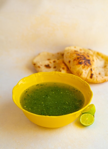 Ägyptische Molokhia-Suppe mit Fladenbrot