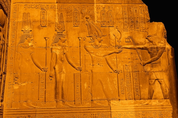 Ägyptische Zeichnungen und Hieroglyphen im Tempel von Kom Ombo. In der Stadt Kom Ombo in der Nähe von Aswer