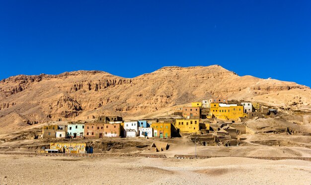 Ägyptisches Dorf in der Wüste nahe Luxor