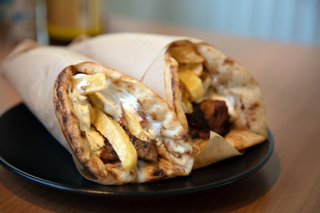 Foto gyro pita shawarma comida de rua tradicional grega comida de carne turca