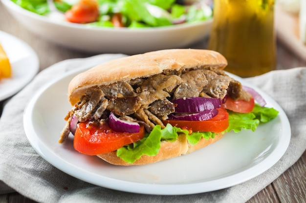 Gyros griegos con papas fritas y ensalada