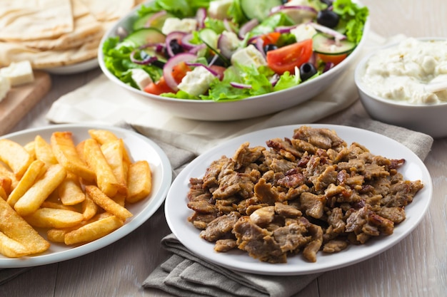 Gyros griegos con papas fritas y ensalada