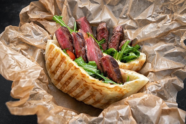 Gyros shawarma com carne e ervas em papel