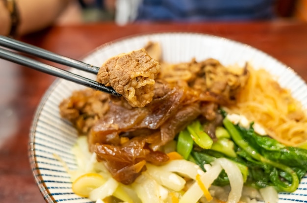 Gyudon con arroz y ternera en mesa