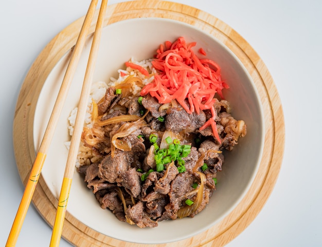 GYUDON Carne y arroz japoneses, plato tradicional japonés Gyudon hecho de carne de res en rodajas finas, cebolla, salsa de soja y arroz,