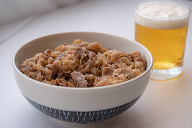 Gyudon y cerveza