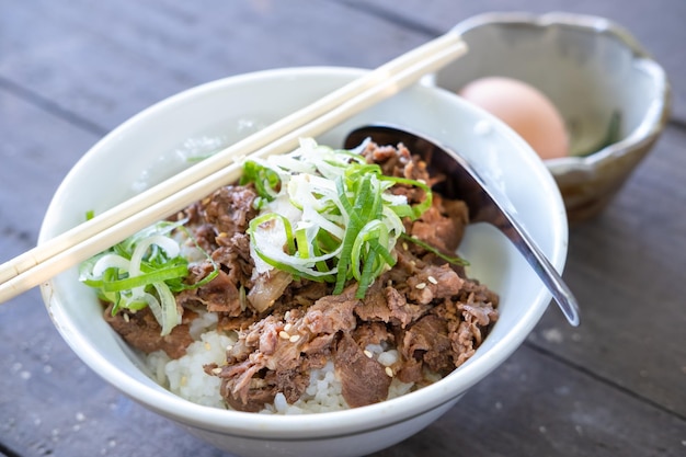 Gyudon japonês ou carne fatiada cozida com molho de arroz. Sirva com ovo Onsen, comida japonesa