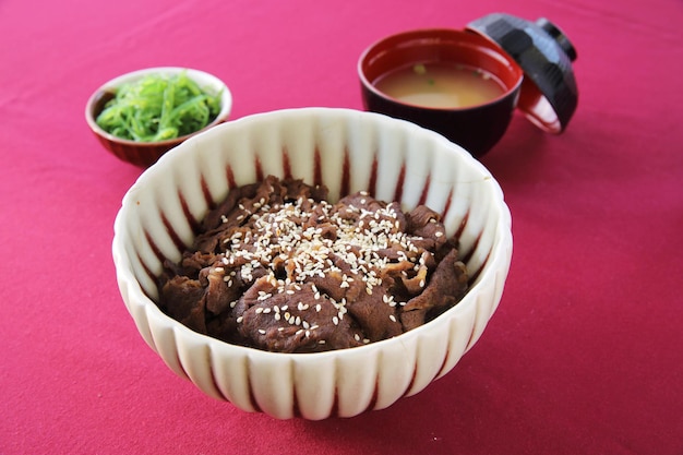 Gyudon de ternera con arroz comida japonesa