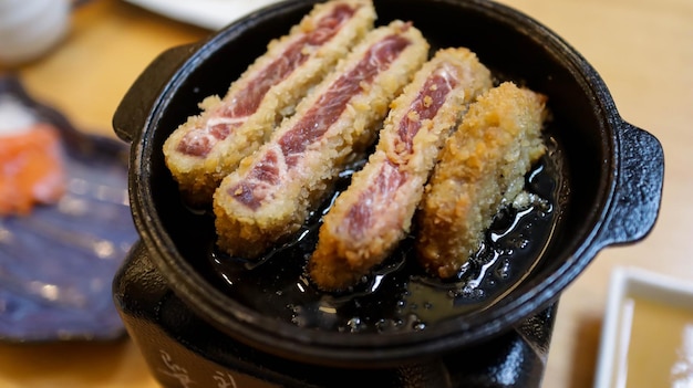 Gyukatsu ou gyu katsu é uma costeleta de carne malpassada frita e crocante, servida com mini grill quente, desde uma boa carne média até uma carne bem passada, uma carne wagyu muito macia