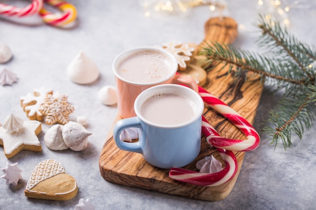 H Bebida de chocolate caliente con galletas de jengibre y bastones de caramelo