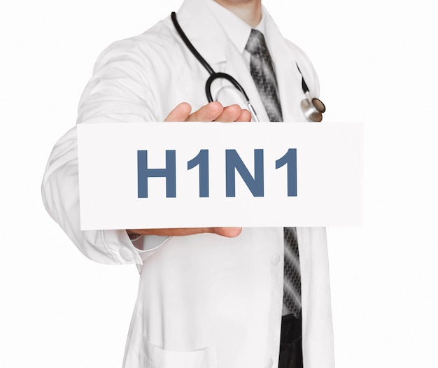 H1N1-Karte in Händen des Arztes