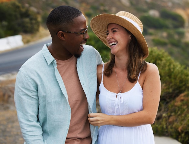 Há algo especial no ar foto de um jovem casal feliz desfrutando de uma viagem romântica