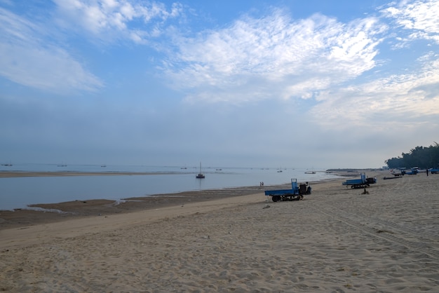 Há barcos e praias na praia à noite