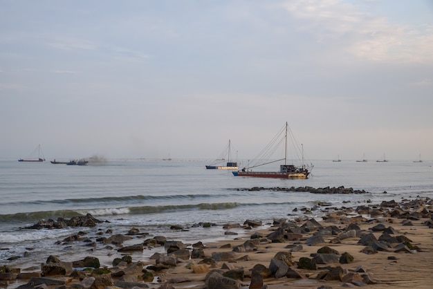 Há barcos e praias na praia à noite