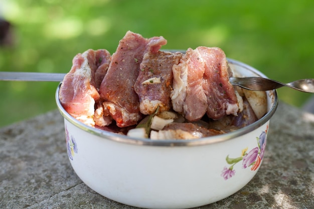 Há carne crua para churrasco na panela