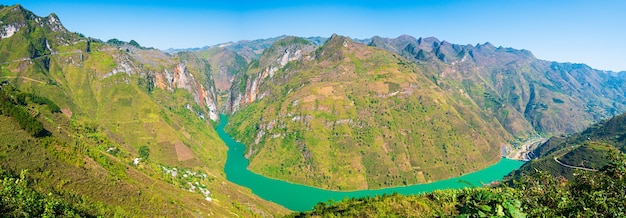 Ha Giang Karst Geopark Berglandschaft in Nordvietnam Einzigartiger blauer Fluss