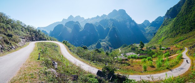 Ha Giang Karst Geopark Berglandschaft in Nordvietnam. Kurvenreiche Straße in atemberaubender Landschaft. Ha Giang Motorradschleife, berühmte Reiseziel Biker einfache Fahrer.