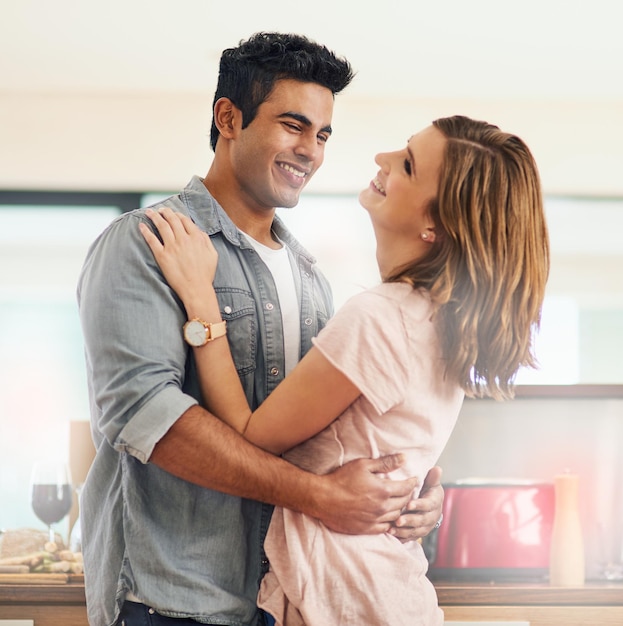 Há muito amor nesta casa Foto de um jovem casal afetuoso dançando na cozinha