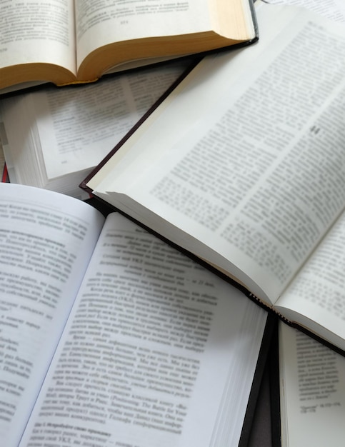 Foto há muitos livros abertos na mesa