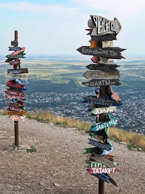 Há muitos sinais de caminho com os nomes das cidades no Monte Mashuk. Pyatigorsk, norte do Cáucaso