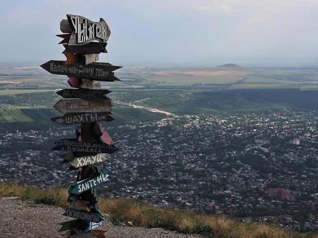 Há muitos sinais de caminho com os nomes das cidades no Monte Mashuk. Pyatigorsk, norte do Cáucaso