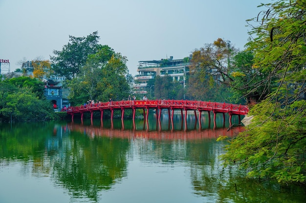 Ha Noi VIETNAM 09. MÄRZ 2023 Rote Brücke Die Huc-Brücke in Hoan Kiem See Hanoi Vietnam am 18. November 2016 Dies ist ein See im historischen Zentrum von Hanoi, der Hauptstadt Vietnams