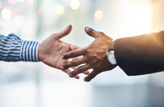 Há sempre uma chance de alcançar novas oportunidades Captura de dois empresários irreconhecíveis apertando as mãos em um escritório