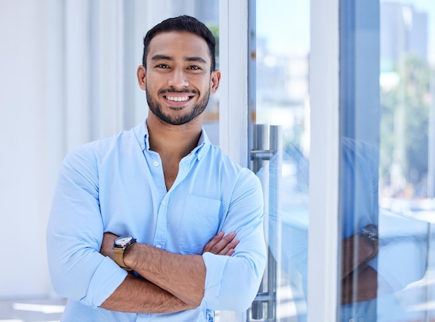 Ha sido un día laboral productivo Foto de un joven empresario en su oficina