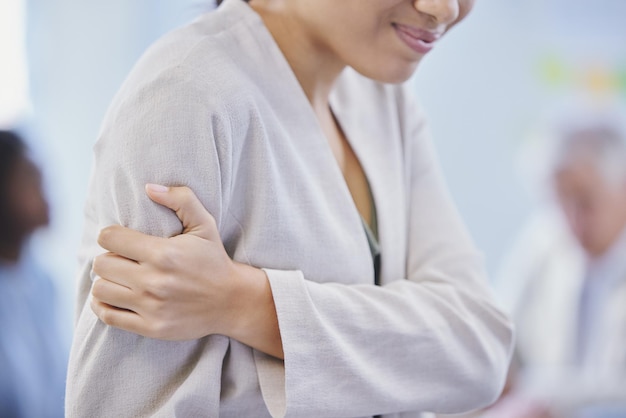 Ha sido una semana difícil en la oficina Captura recortada de una mujer de negocios sosteniendo su brazo con dolor