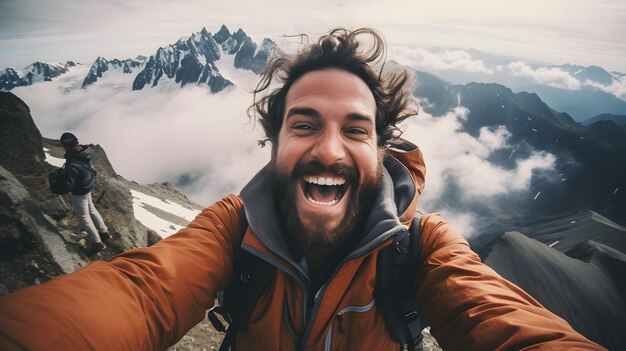 Há um homem com barba e uma mochila a fazer uma selfie.