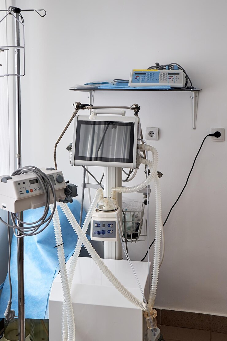 Foto há um ventilador na enfermaria. há dispensadores de seringas ao lado.