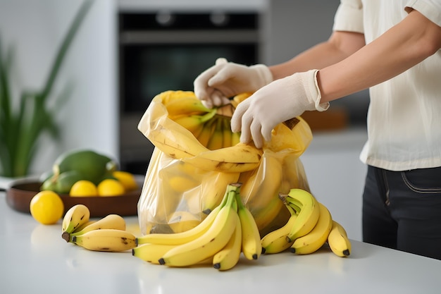 Há uma pessoa com uma camisa branca e luvas segurando um saco de bananas.