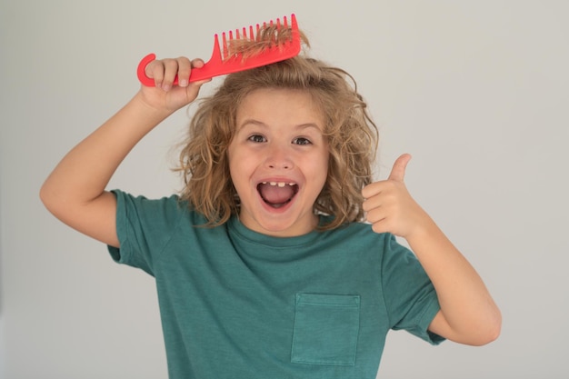Haar-Kinder-Konzept, lustige Frisur, Kind mit Kamm und Problemhaar, Kinder-Shampoo, Haare kämmen nicht