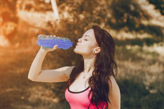 Haar Sportlerin allein Hintergrund blau