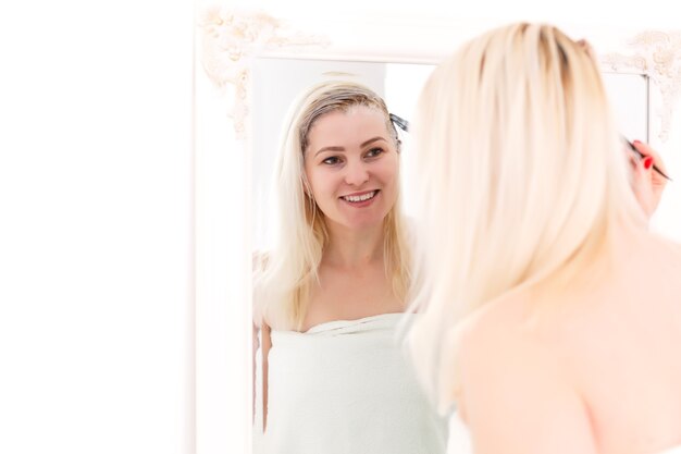 Haare färben im heimischen Badezimmer. Nur eine Frau