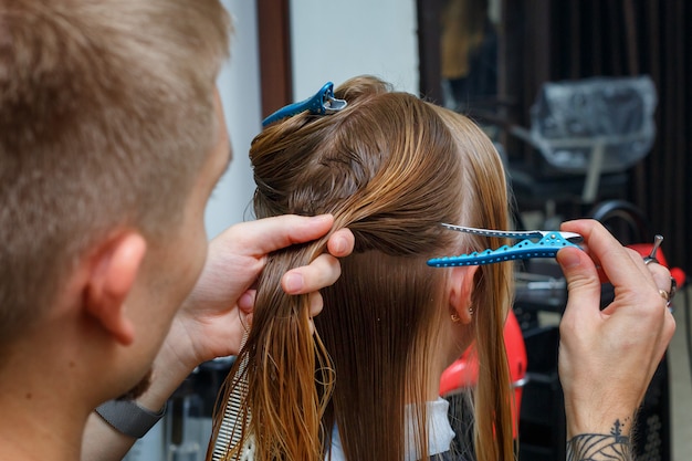 Haare schneiden im Friseursalon